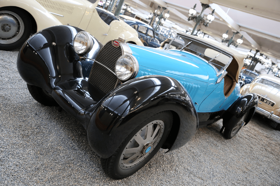 Синий Bugatti Torpedo Grand Sport Type 43 образца 1929 года