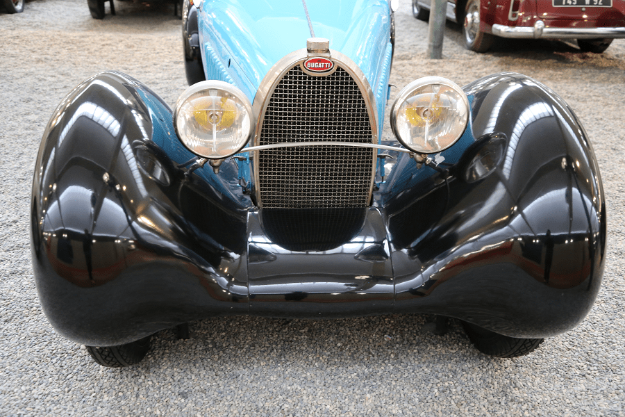 Bugatti Torpédo Grand Sport Type 43. Couleur bleue et noire_phares_feux_calandre_voiture sans pare-chocs_