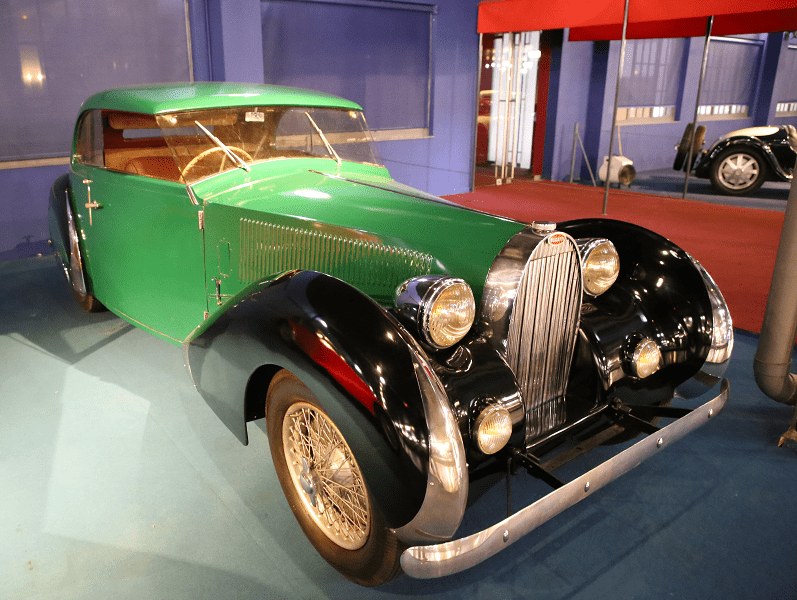 Bugatti Coach Type 57. Couleur verte_vue de cote_tuning_retro_caracteristiques
