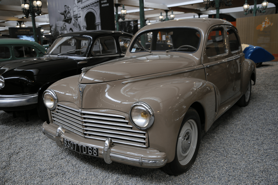 Peugeot Berline Type 203. Couleur crème foncé_vue de cote_retro_histoire_caracteristiques