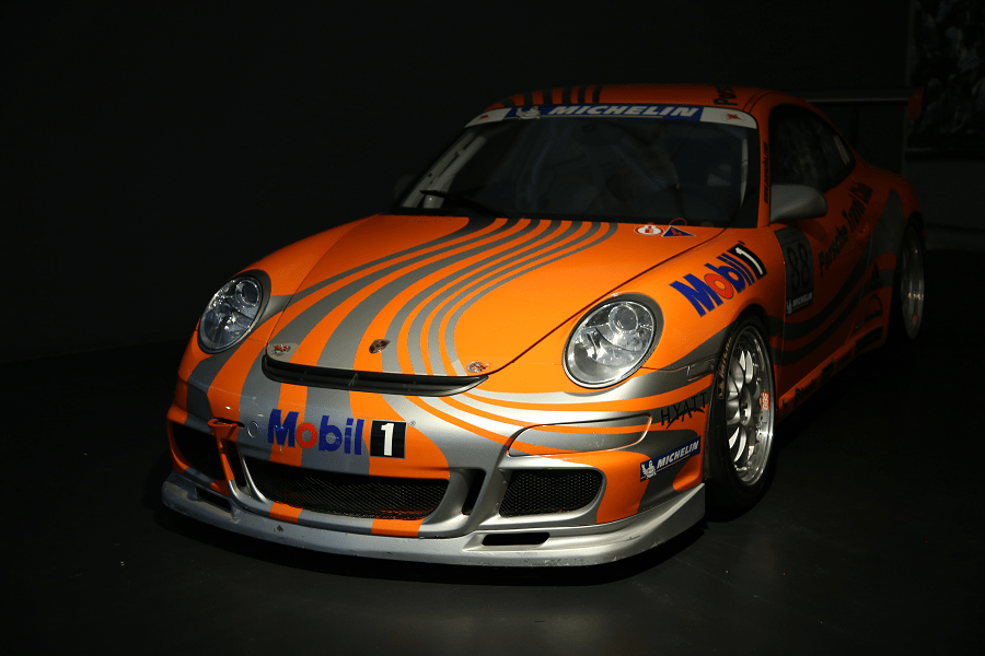Porsche 911 GT3 Cup Type 997. Couleur orange_histoire_caracteristiques_details_course_24h du mans_sarthe_nuit