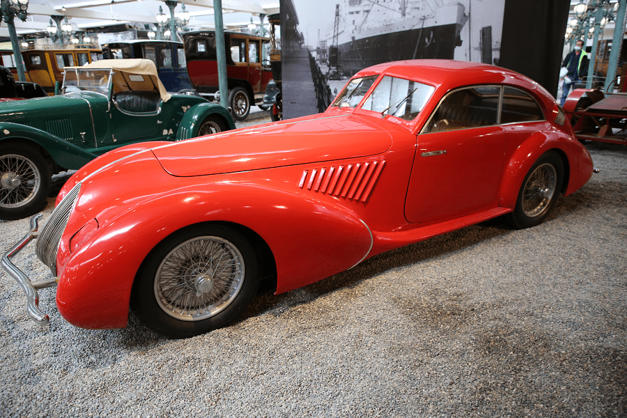 Красный Alfa-Romeo Coach Type 8C 2.9A образца 1936 года