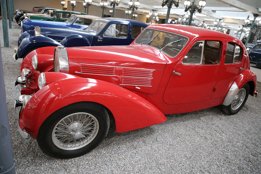 Bugatti Berline Type 57C. Couleur rouge_vue de cote_retro_caracteristiques
