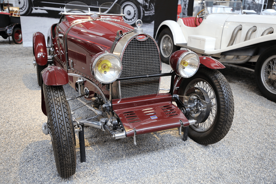 Красный Bugatti Torpedo Biplace Sport Type 38 образца 1927 года