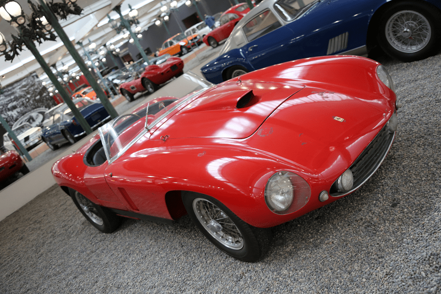 Красный Ferrari Biplace Sport Type 250 MM образца 1952 года