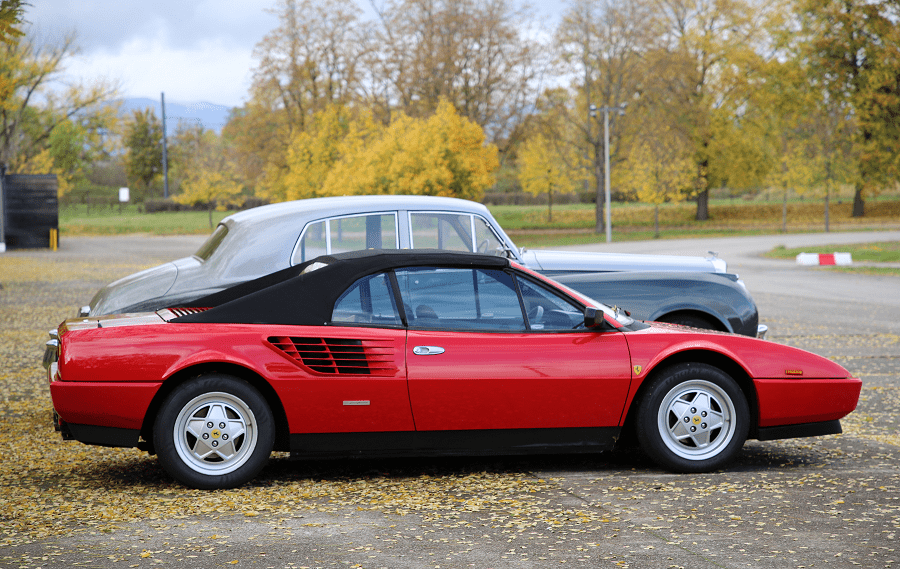Красный Ferrari Mondial (Type F108) V8 со средним расположением двигателя