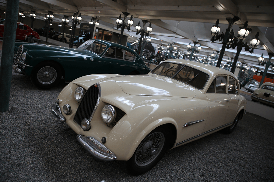 Bugatti 101 Berline Guillore. Couleur crème_vue de cote_voitures mythiques_retro_luxe_histoire_caracetristiques