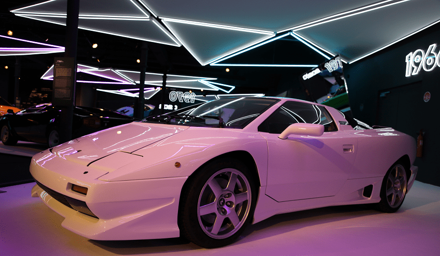 Белый концепткар Lamborghini P140 образца 1987 года. Дизайн Марчелло Гандини