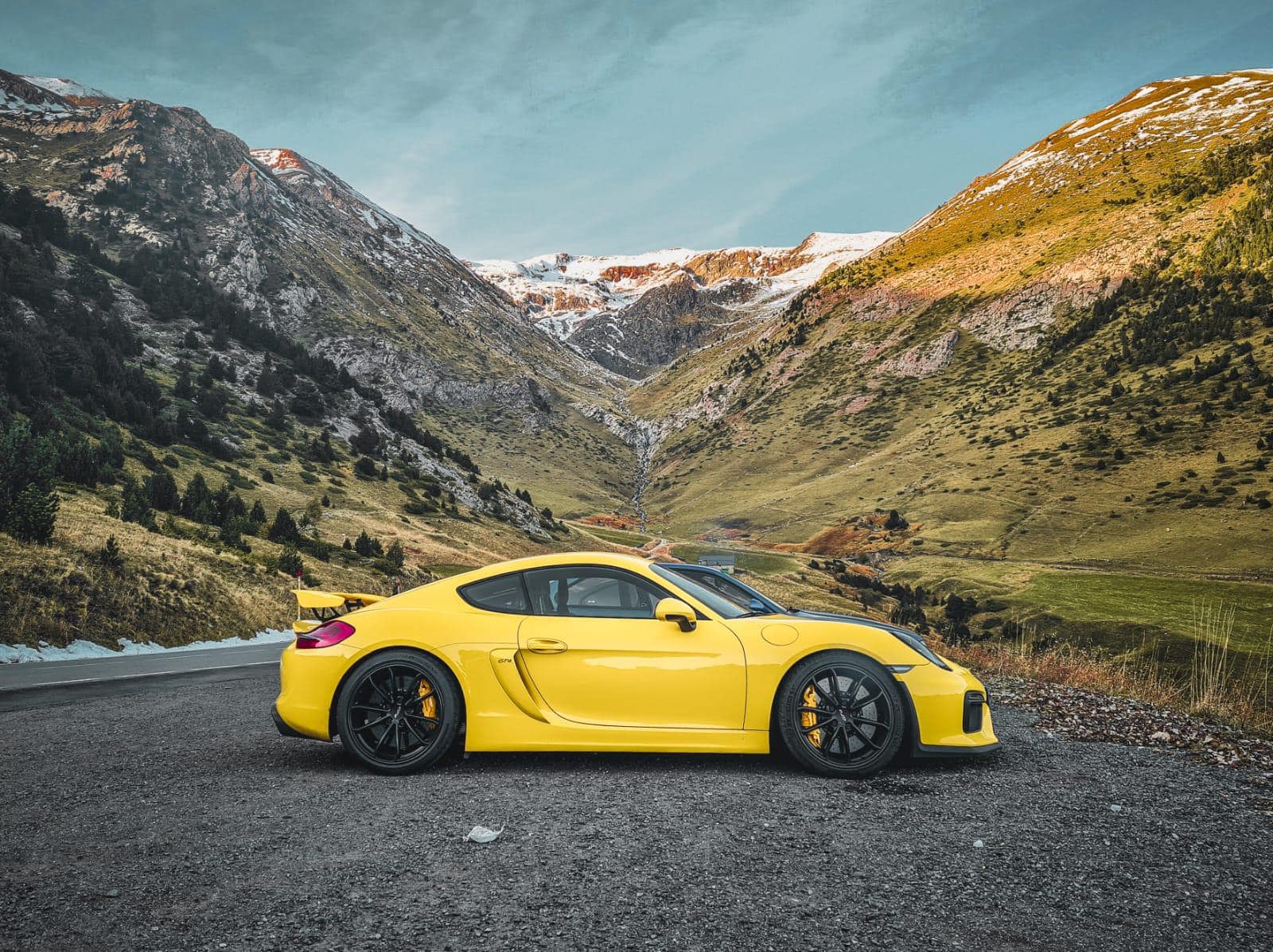 Porsche GT4 dans les Pyrénées_jaune_vue de cote_luxe_vitesse