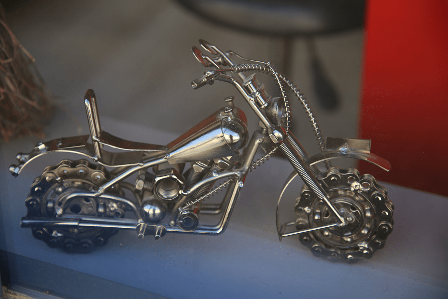 Металлический велосипед из велосипедных цепей и пружин