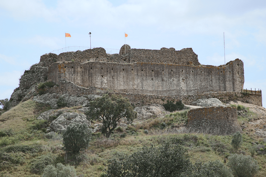 The Quermançó castle is an isolated fortification in the municipality of Vilajuïga