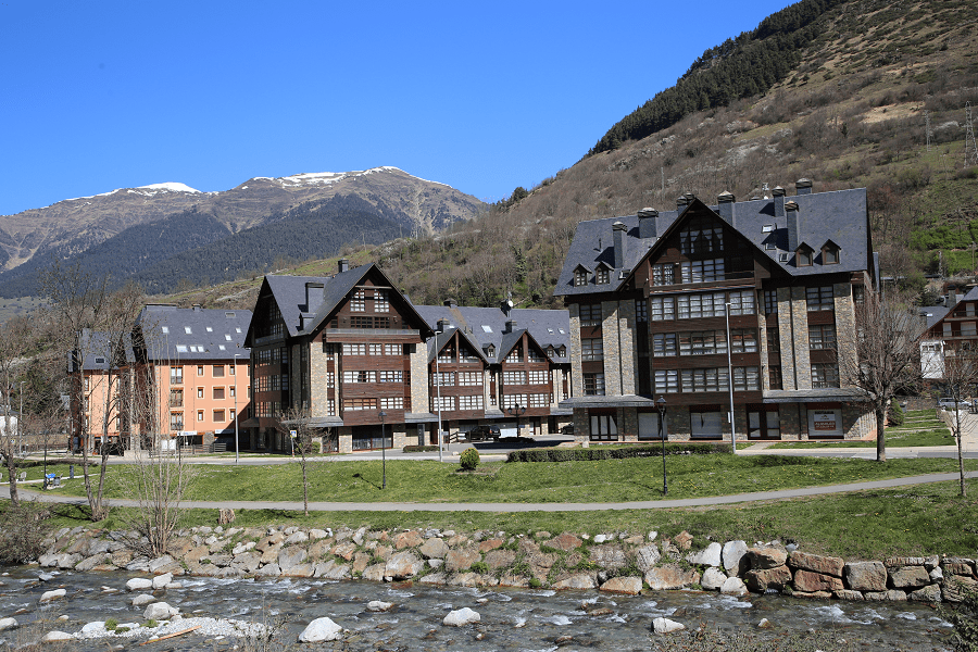 Vielha un centre touristique important dans les Pyrénées centrales 