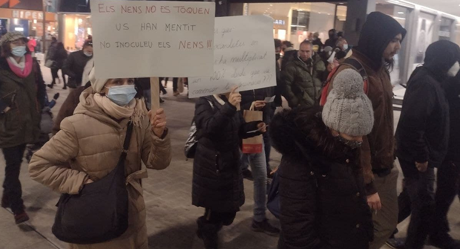 Els manifestants contra el certificat de vacunació Covid acusen el Govern de còmplice del “genocidi” dels nens d’Andorra.