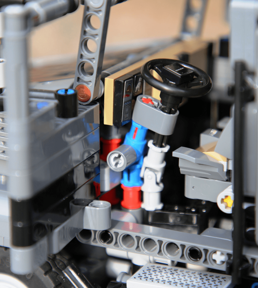 Mack Anthem. Сборная модель Lego Technic 42078_интериор_руль_коробка передая_2022_2021_2020_2019_2018_2017_2016