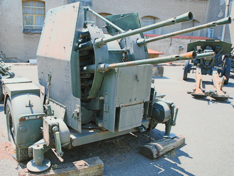 2 cm Flakvierling 38: German anti-aircraft gun * All PYRENEES · France ...