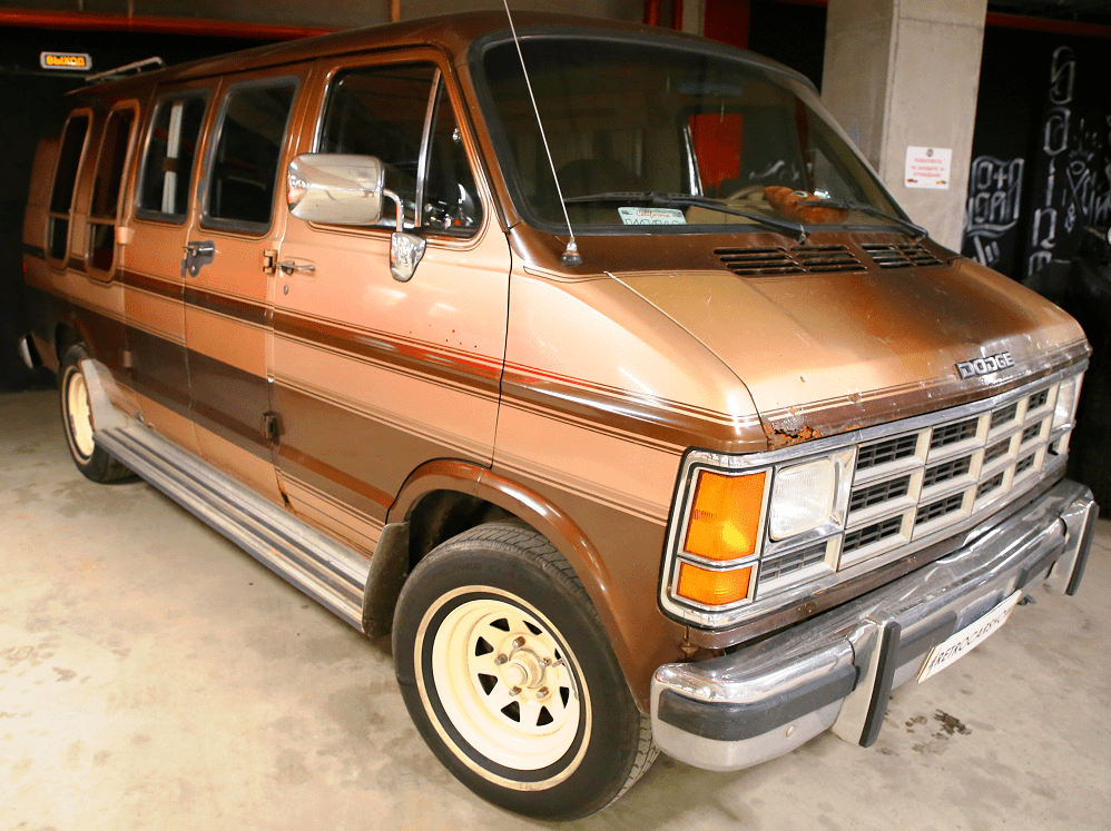 Dodge Ram Van. Couleur marron clair * TOUTES LES PYRÉNÉES · France