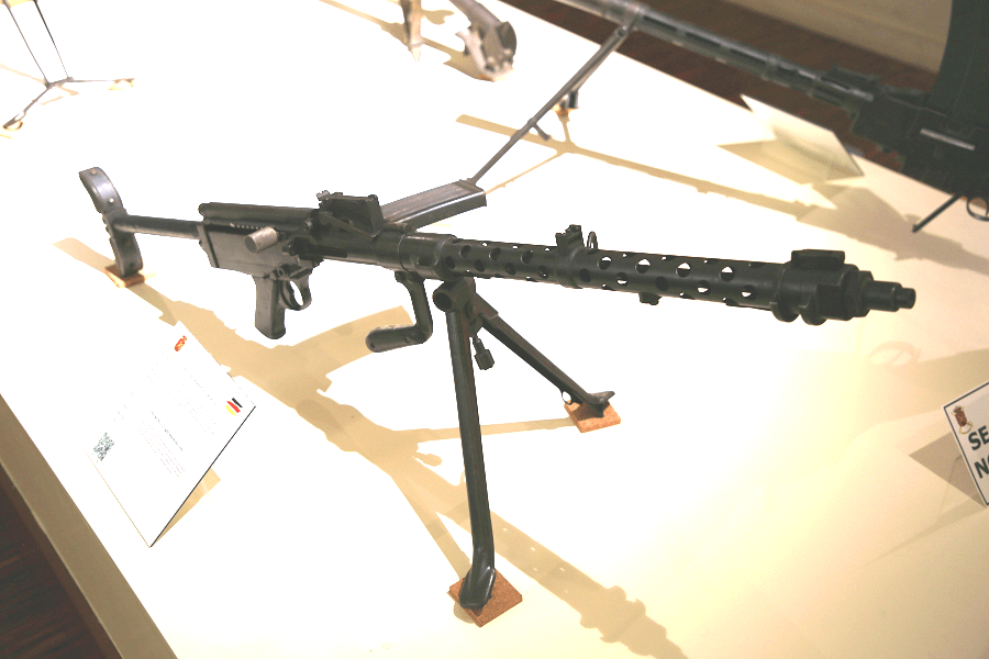 MG 13: German light machine gun - All PYRENEES